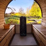 Out & Lodge, Wigwam Couvin